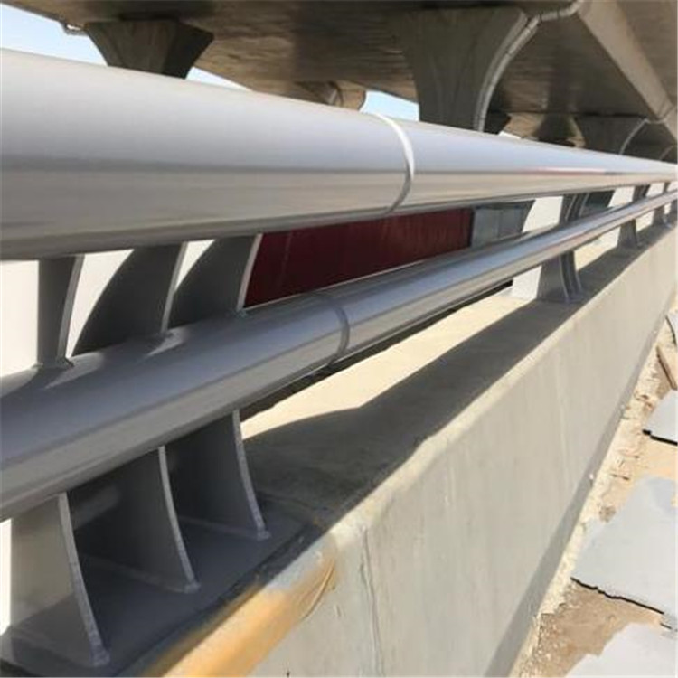 景区用<a href='http://www.sdlzhl.cn/' target='_blank' style='color:#0000FF; text-decoration:underline;'>桥梁防撞护栏</a>使用寿命是多少 景区用桥梁<a href='http://www.sdlzhl.cn/' target='_blank' style='color:#0000FF; text-decoration:underline;'>防撞护栏</a>使用寿命是多少