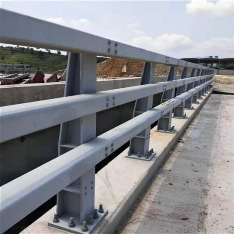 道路<a href='http://www.sdlzhl.cn/' target='_blank' style='color:#0000FF; text-decoration:underline;'>防撞护栏</a>需要镀锌喷塑处理吗 道路防撞护栏需要镀锌喷塑处理吗