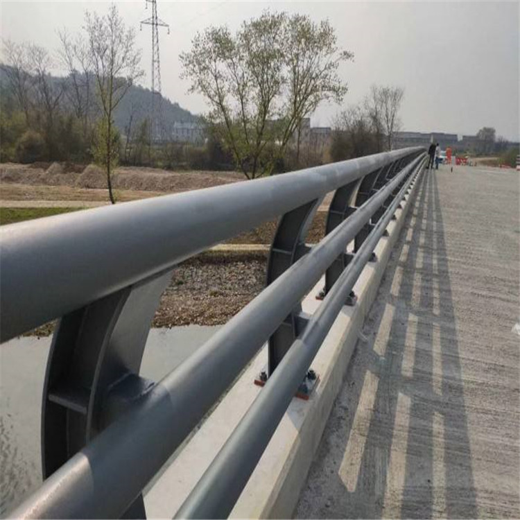 道路用<a href='http://www.sdlzhl.cn/' target='_blank' style='color:#0000FF; text-decoration:underline;'>不锈钢复合管护栏</a>规格有哪些 道路用<a href='http://www.sdlzhl.cn/' target='_blank' style='color:#0000FF; text-decoration:underline;'>不锈钢复合管</a>护栏规格有哪些